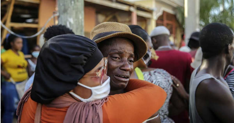海地人民不放棄希望，繼續尋找家人。（圖／達志／美聯社）