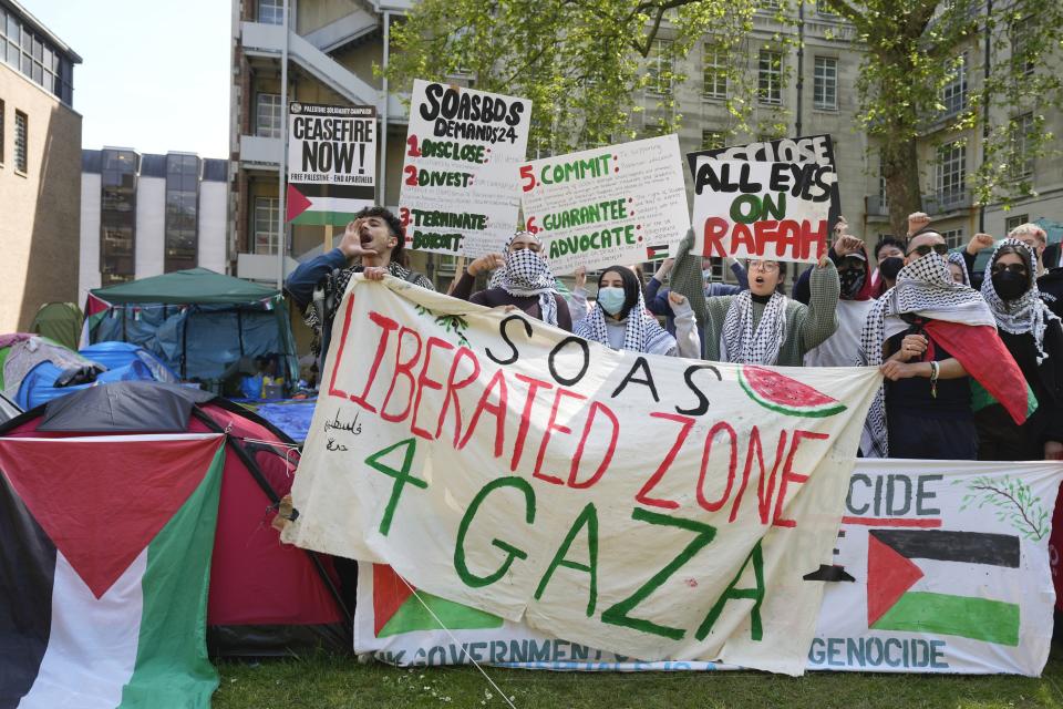 Estudiantes y manifestantes propalestinos corean lemas en el campus de la Universidad SOAS de Londres, donde varios alumnos ocupan zonas del campus, en Londres, el miércoles 8 de mayo de 2024. El cartel dice "SOAS zona liberada para Gaza". (AP Foto/Kin Cheung)