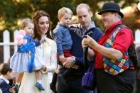 Britain's Prince William (2nd R), Catherine, Duchess of Cambridge (2nd L), Prince George and Princess Charlotte (L) watch as a man inflates balloons at a children's party at Government House in Victoria, British Columbia, Canada, September 29, 2016. REUTERS/Chris Wattie