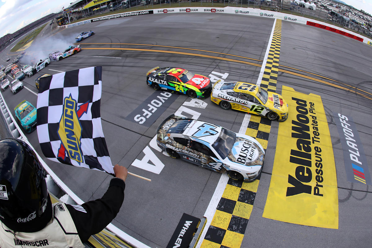 Ryan Blaney vince al fotofinish su Kevin Harvick.  Aggiorna la classifica di qualificazione