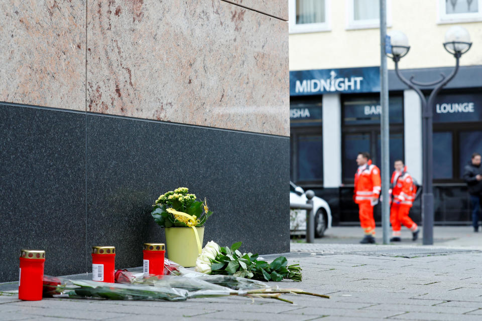 Blumen und Kerzen wurden in der Nähe des Tatorts niedergelegt (Bild: Reuters/Ralph Orlowski)