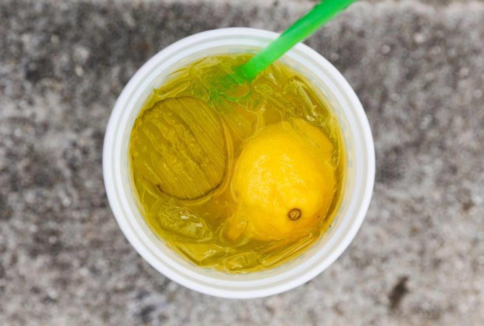 ¿Se atreve a probar la limonada de pepinillos en la feria de la juventud?