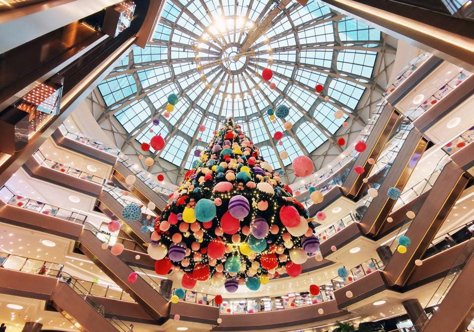 Un árbol de Navidad colgante en Shanghai, China.