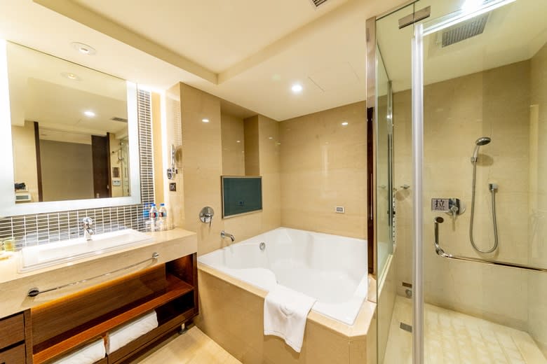 每間房都有浴缸，讓旅客盡情享受泡澡樂趣。攝影/盧大中