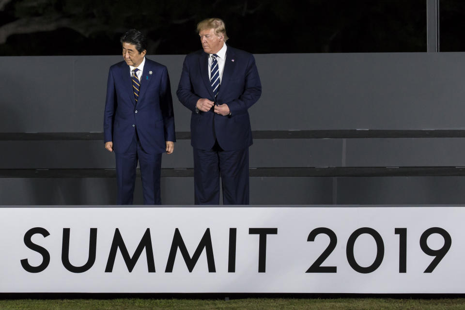 El Primer Ministro de Japón, Shinzo Abe y el Presidente de los Estados Unidos Donald Trump  asisten a una sesión de fotos familiares frente al Castillo de Osaka en la cumbre del G-20 el 28 de junio de 2019 en Osaka. Foto: Tomohiro Ohsumi/Getty Images.