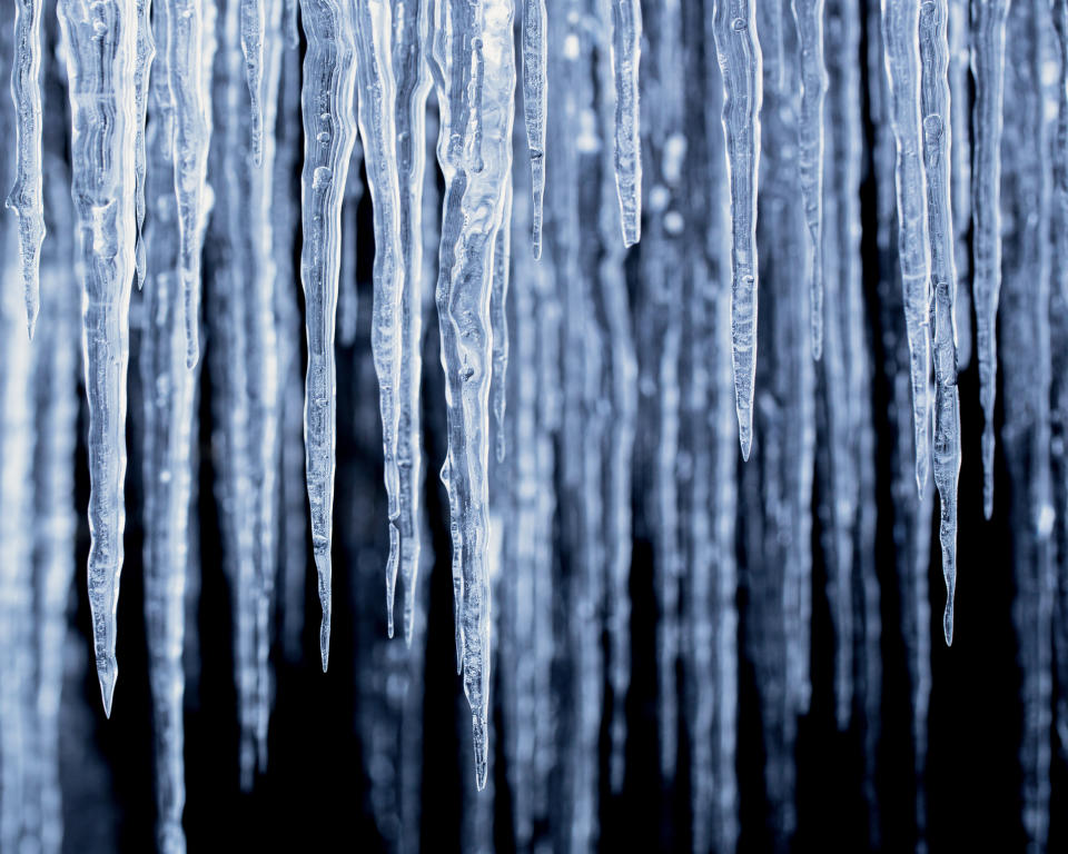 Wie in diesem Bild hängen von den Häusern in Hamburg, einer Stadt im US-Bundesstaat New York, nach einem Eissturm die Eiszapfen meterlang von den Dächern. Foto: Symbolbild / gettyimages / OliverWright