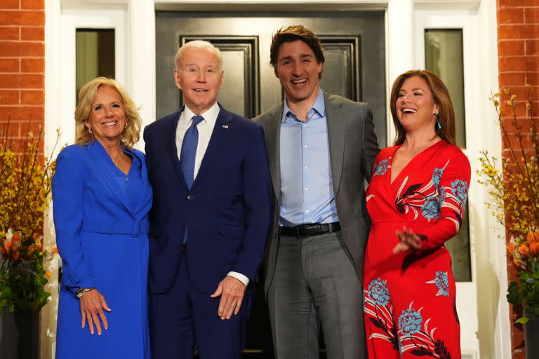 El primer ministro canadiense, Justin Trudeau, y su esposa, Sophie Gregoire-Trudeau, reciben al presidente estadounidense, Joe Biden, y a la primera dama, Jill Biden, a su llegada a Rideau Cottage, en Ottawa. 