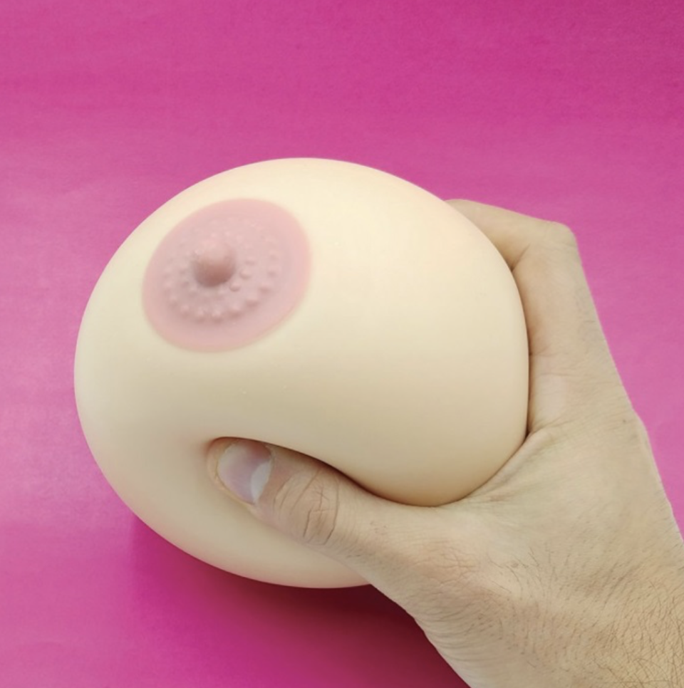 <p>Questa morbida palla a forma di tetta allevia lo stress schiacciandola ma non solo: ricorda il seno materno, dando così immediatamente un inconscio comfort uterino. Prezzo: 9,90 euro su dottorgadget.it </p>