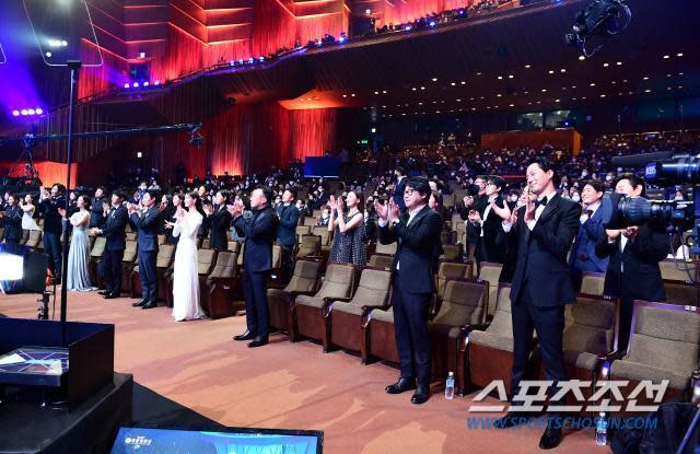 尹汝貞登台時，出席典禮的演員們全體起立拍手向她致敬。（翻攝自朝鮮體育報）