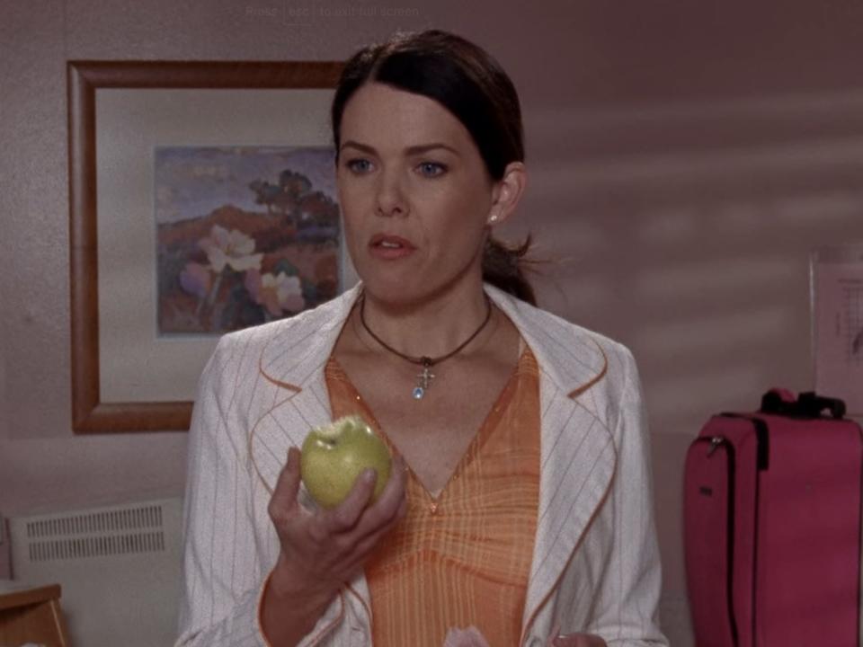 loreali eating an apple on gilmore girls