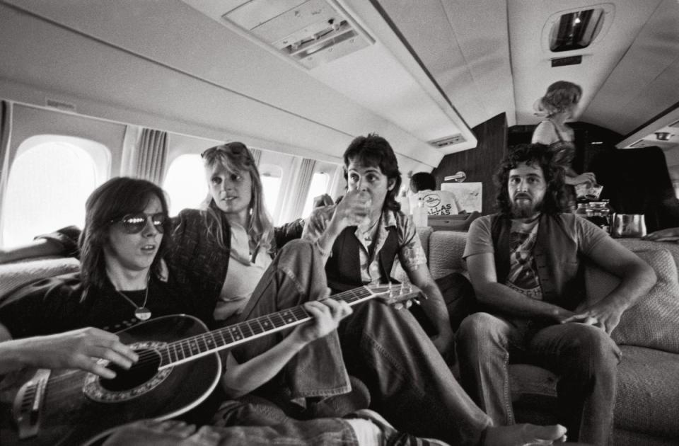 Downtime on board the Wings Over America plane, 26 May 1976 (Harry Benson)