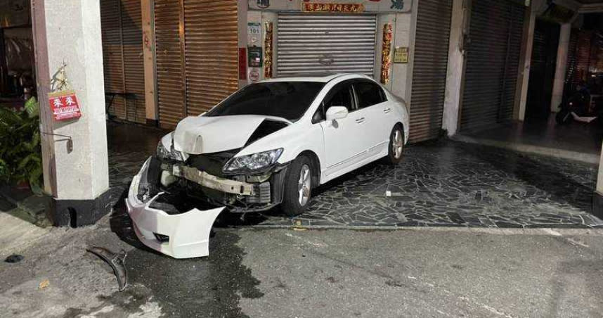 白色轎車肇事後棄車逃逸，警方還在車上發現41顆子彈。（圖／翻攝畫面）