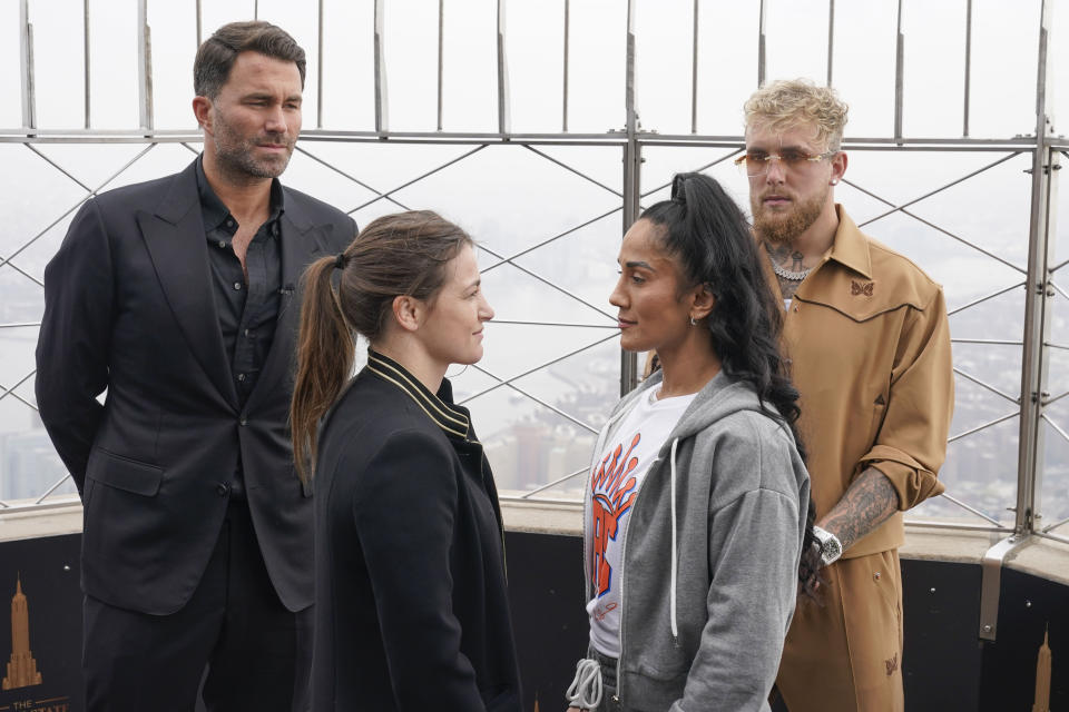 Taylor y Serrano junto a sus respectivos promotores, Eddie Hearn y Jake Paul. (AP Foto/Seth Wenig)