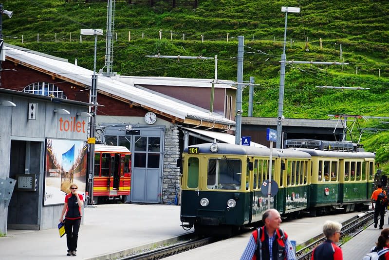 登上少女峰山頂必經的火車站～小夏戴客（Kleine Scheidegg）