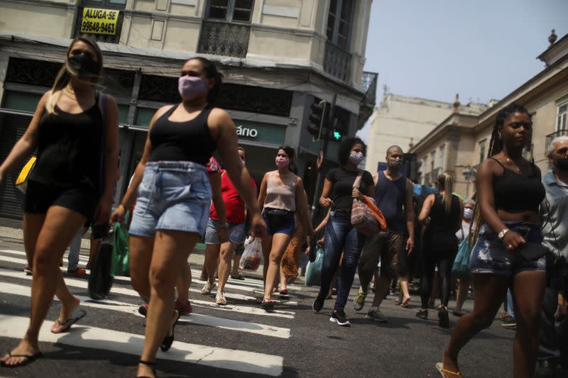 Personas caminan por un el distrito comercial de Saara, en medio del brote de coronavirus, en Río de Janeiro, Brasil