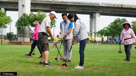 彰化市市長盃地面高爾夫球全國錦標賽，在彰化市景觀公園揮桿熱烈展開。（記者方一成攝）