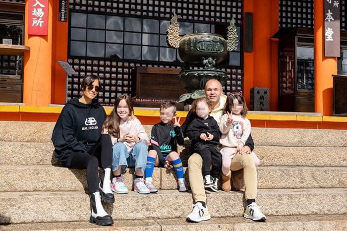 Iniesta con su familia en Japón