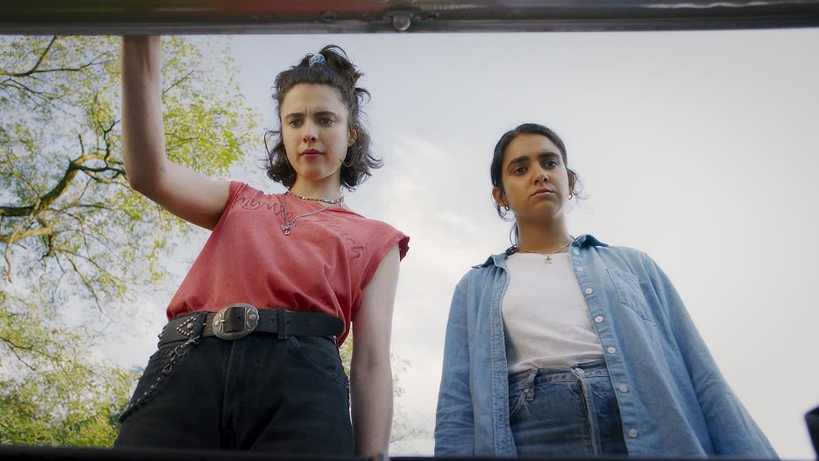  Geraldine Viswanathan and Margaret Qualley in Drive-Away Dolls. 