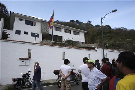 Residents keep watch outside the house of Angel Vivas, an anti-Maduro retired army general, who resisted being detained in Caracas February 23, 2014. REUTERS/Tomas Bravo