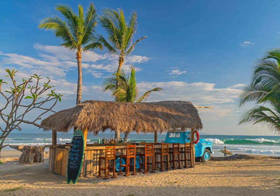 Chevychería, restaurante a pie de playa en el que los comensales pueden disfrutar de exquisitos ceviches que no encontrarán en ningún otro lado. 