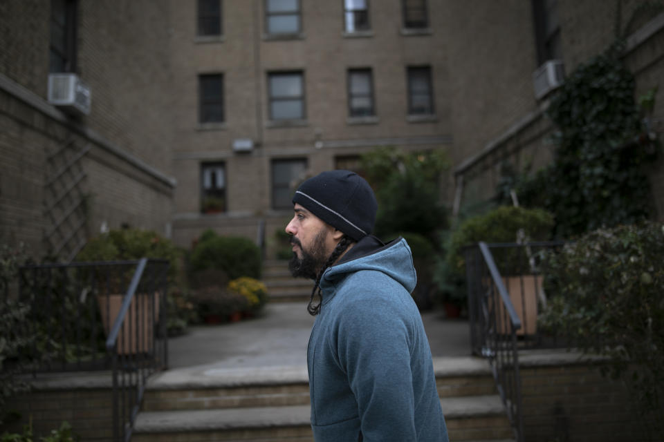 Salvador Bolívar fotografiado caminando por una calle de Washington Heighs en Nueva York el 19 de noviembre del 2019. Bolívar demandó a la iglesia después de que el estado de Nueva York dispuso que los abusos de menores por parte de curas no prescribían después de cierto tiempo. (AP Photo/Wong Maye-E)