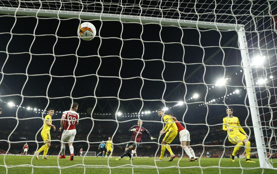 Sokratis Papastathopoulos (segundo desde la derecha) anota el tercer gol de Arsenal en la victoria 3-0 ante BATE Borisov por la fase de dieciseisavos de final de la Liga Europa en Londres, el jueves 21 de febrero de 2019. (AP Foto/Matt Dunham)