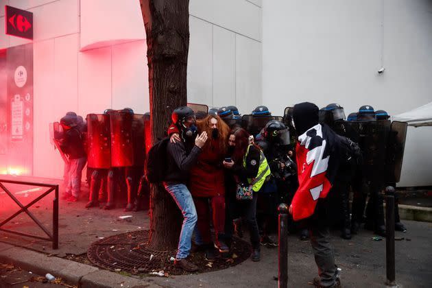 <p>Scène de violence en marge de la manifestation contre la loi de sécurité globale, samedi 5 décembre 2020 à Paris.</p>