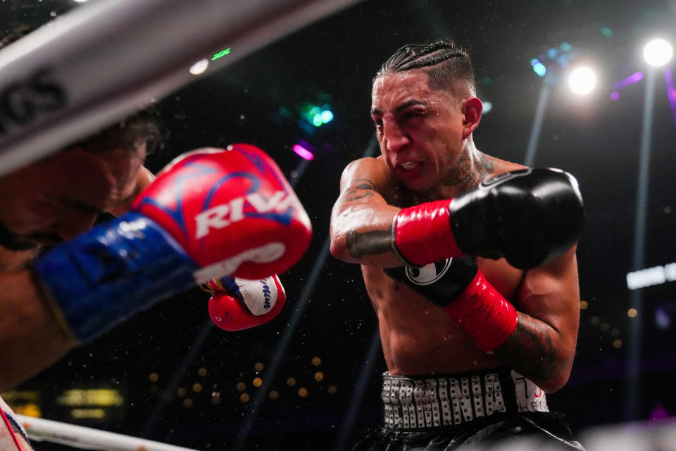 Barrios durante un momento de su pelea ante Thurman. (Foto: Joe Buglewicz / Getty Images).