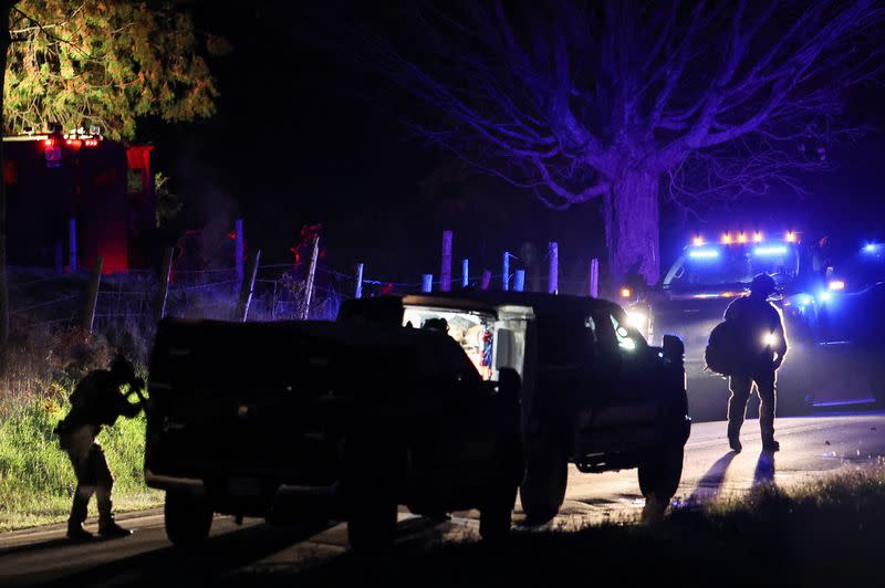Las fuerzas del orden rodean una casa en Bowdoin mientras buscan al sospechoso del tiroteo masivo en Lewiston, Maine