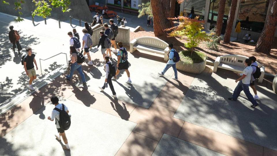 Cal Poly students walk to and from class between the University Union and the Administration Building on Oct. 3, 2023. David Middlecamp/dmiddlecamp@thetribunenews.com