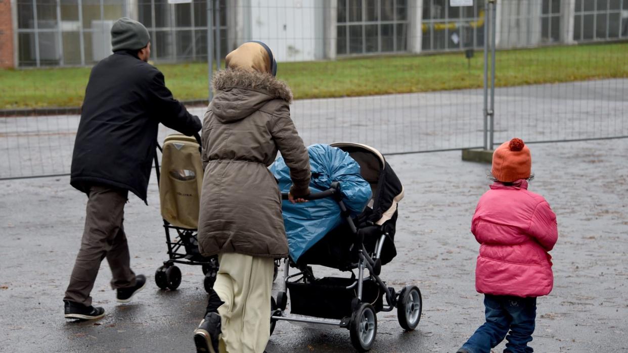 Flüchtlinge auf dem Gelände der Erstaufnahmeeinrichtung im schleswig-holsteinischen Boostedt. Foto: Carsten Rehder/Archiv