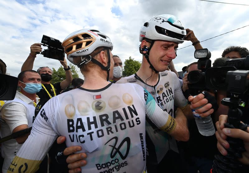 Foto del viernes del ciclista Matej Mohoric del equipo Bahrain Victorious celebrando tras ganar la etapa 19 del Tour de Francia
