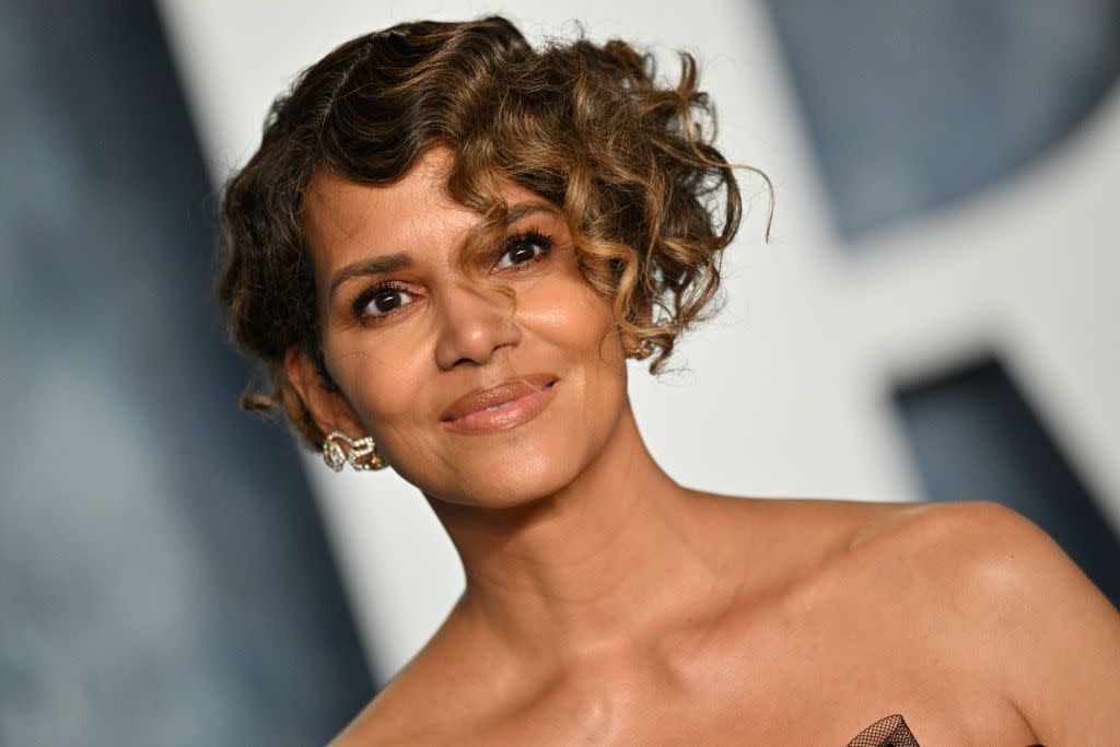 short haircuts for women halle berry