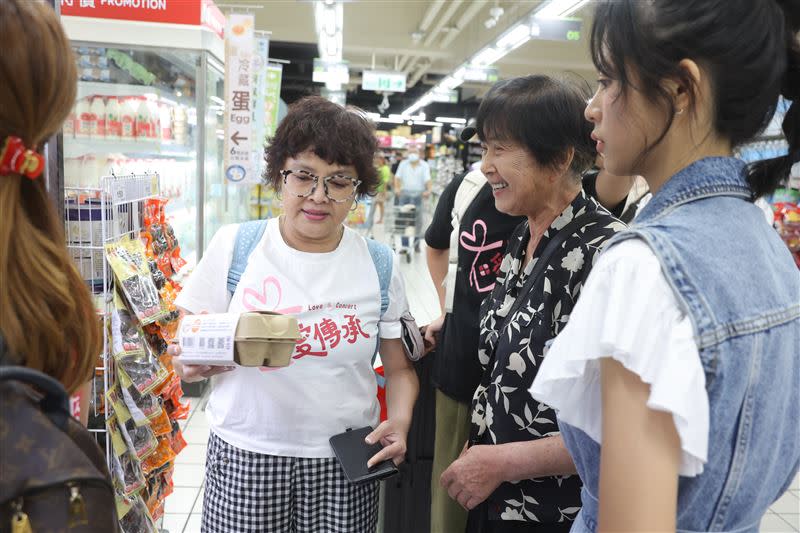 紀寶如（左）關懷長者與翁虹女兒水晶（右）到賣場做公益。（圖／台灣優質生命協會提供）