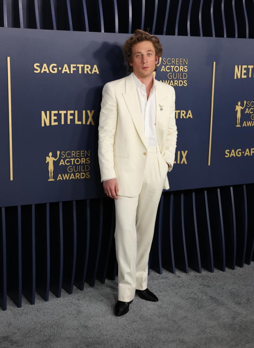 Jeremy Allen White wears a white suit at the SAG Awards.