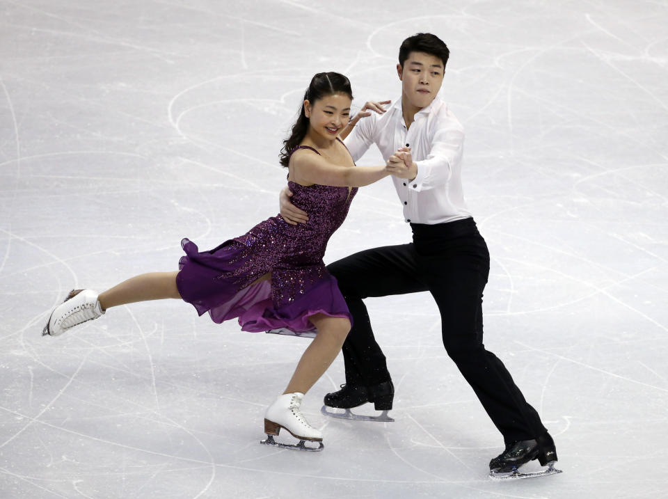 Maia Shibutani and Alex Shibutani skate during the ice dance short program at the U.S. Figure Skating Championships in Boston, Friday, Jan. 10, 2014. (AP Photo/Elise Amendola)