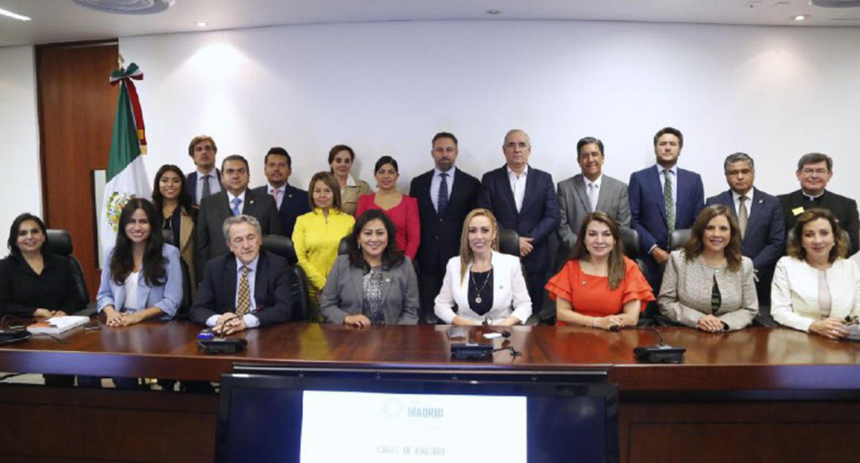 Foto de los senadores del PAN con Santiago Abascal, líder de VOX, partido de ultraderecha en España. La imagen fue publicada en las redes sociales oficiales de la fracción parlamentaria y luego fue borrada.