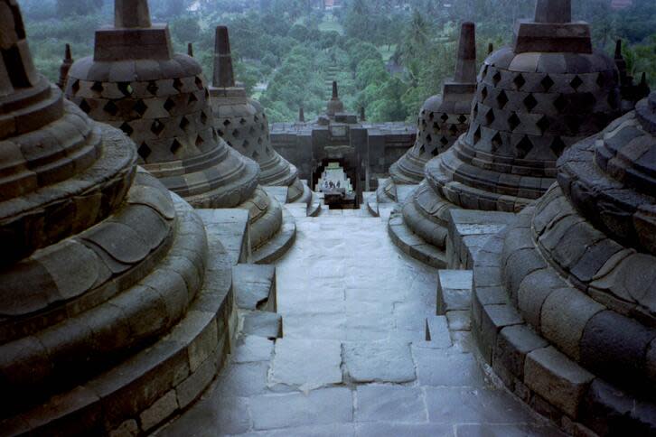 <em>Candi Borobudur saat pertama kali ditemukan Pemerintah Hindia Belanda ternyata pernah mendirikan warung kopi di puncak stupa. (Foto: Unsplash – Bill Fairs)</em>