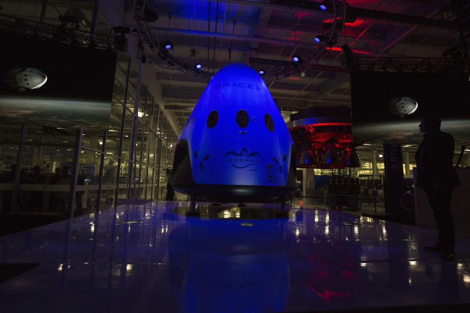 SpaceX CEO Elon Musk (R) unveils the Dragon V2 spacecraft in Hawthorne, California May 29, 2014. Space Exploration Technologies, or SpaceX, on Thursday unveiled an upgraded passenger version of the Dragon cargo ship NASA buys for resupply runs to the International Space Station. (REUTERS/Mario Anzuoni)