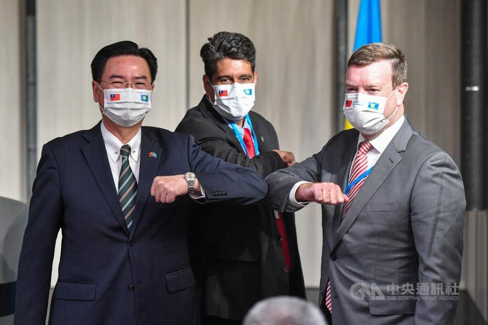 帛琉總統惠恕仁（Surangel Whipps Jr.）（中）29日晚間與外交部長吳釗燮（左）共同舉行國際記者會，美國駐帛琉大使倪約翰（John Hennessey-Niland）（右）也出席。