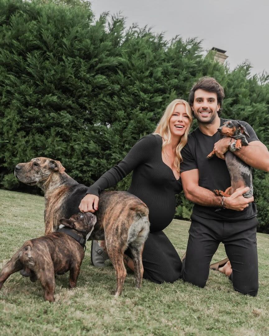 Nicole Neumann posó con sus perros y Manu Urcera en el jardín de su casa