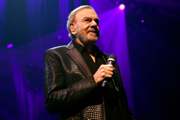 Neil Diamond surprises audience with 'Sweet Caroline' at Broadway