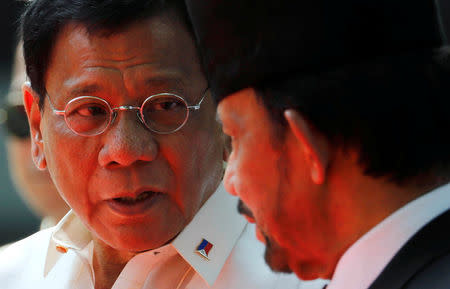 Filipino President Rodrigo Duterte (L) talks to visiting Brunei Sultan Hassanal Bolkiah during a meeting at the presidential palace ahead of the Association of Southeast Asian Nations (ASEAN) summit in Manila, Philippines April 27, 2017. REUTERS/Erik De Castro