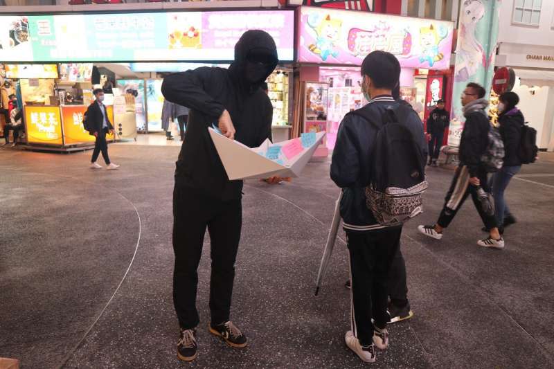 20201130-「十二位從未放棄的香港人」30日晚在台北西門町發起快閃行動，提醒大眾保持對中國扣押12名港人事件的關注度。（「十二位從未放棄的香港人」提供）