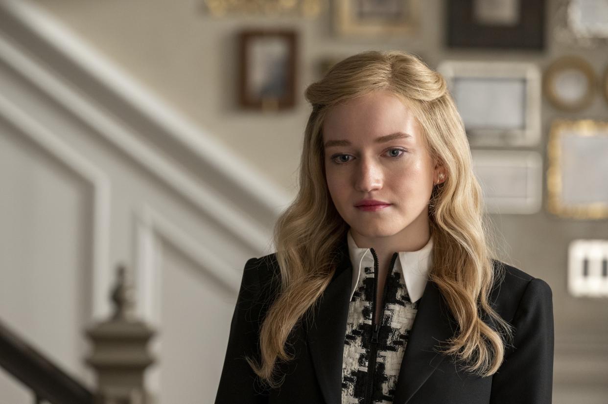 Inventando a Anna. Julia Garner como Anna Delvery en el episodio 103 de 'Inventando a Anna'. Cr. David Giesbrecht/Netflix Â© 2021