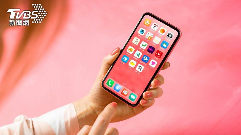 iPhone長按「音量加鍵+電源鍵」將觸發緊急服務功能。（圖／shutterstock／達志影像）