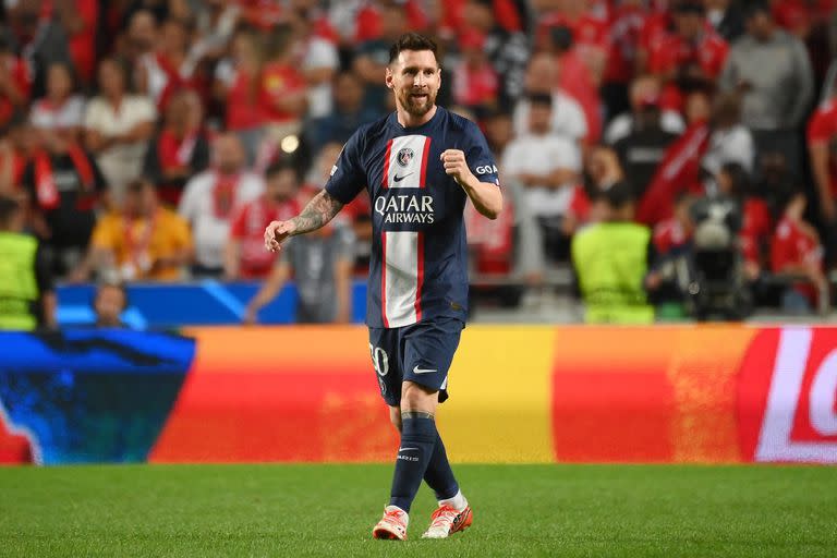 Lionel Messi festeja su gol durante el partido de UEFA Champions League que disputan SL Benfica y Paris Saint-Germain.