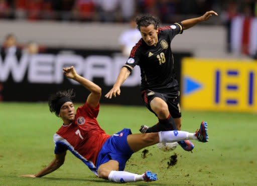 El mexicano Andrés Guardado (#18) salta en una jugada ante el costarricense Cristian Bolaños en el duelo de eliminatorias Concacaf para el Mundial de Brasil-2014 que México ganó 2-0 el 7 de setiembre de 2012 en el estadio Nacional de San José. (AFP | ezequiel becerra)