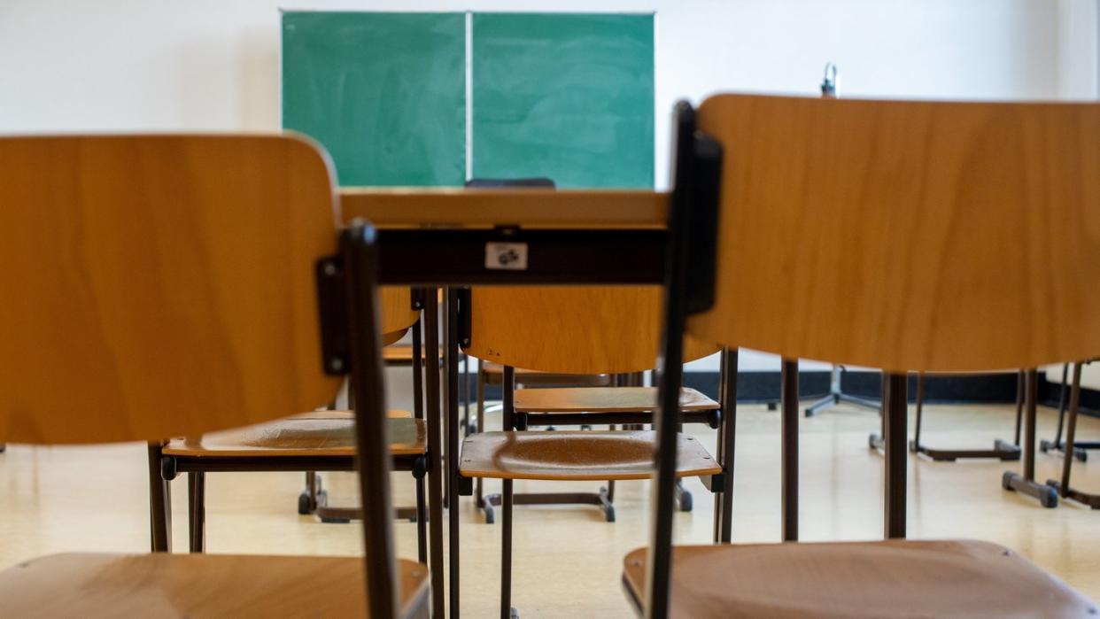 Unbesetzte Stühle stehen in einem verlassenen Klassenzimmer einer Schule in Magdeburg.