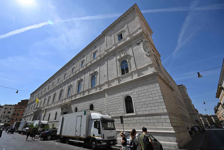 Esta fotografía tomada el 12 de septiembre de 2023 en Roma muestra el Palazzo della Cancelleria, sede histórica de la Cancillería Apostólica que aún alberga los tribunales de la Santa Sede. 